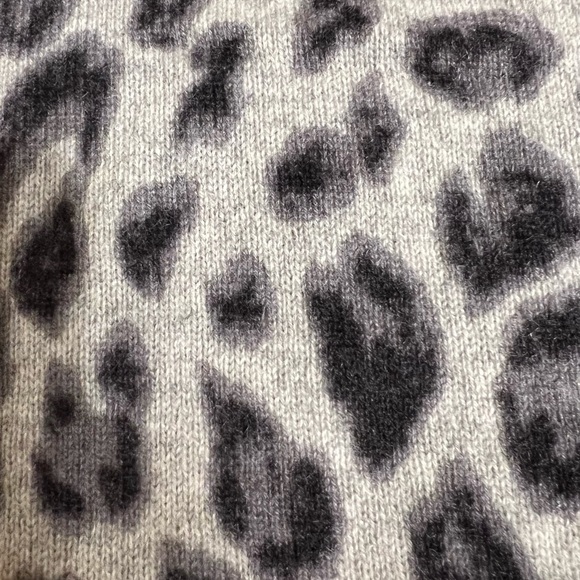 cashmere sweater covered in a cheetah print with crewneck. - Picture 8 of 8